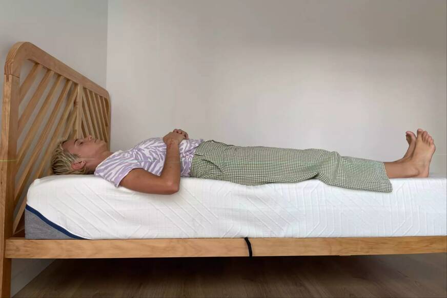 dormir sur le dos matelas hybride mello